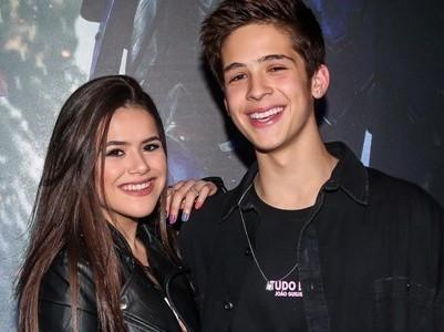 Maisa e João Guilherme se encontram em pré-estreia de filme