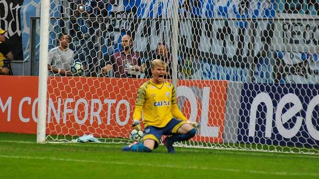 Douglas Friedrich brilhou na vitória do Avaí sobre o Grêmio na Arena (Crédito: Reprodução)