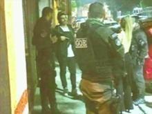 Caio Castro é flagrado com fuzil nas mãos após festa em São Paulo
