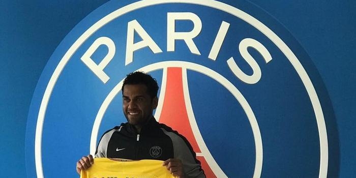 Daniel Alves veste a "amarelinha" do PSG e assina por dois anos