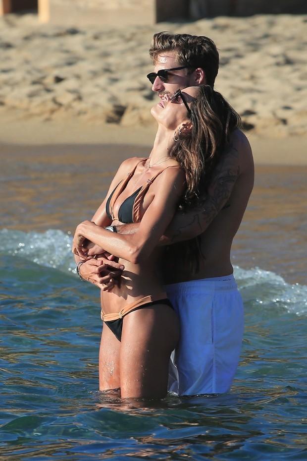 Izabel Goulart e o namorado