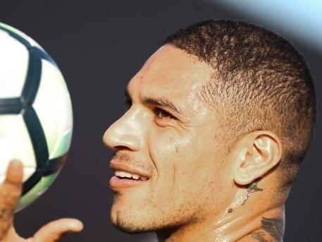 Clube chinês oferece R$ 80 milhões por Guerrero, do Flamengo