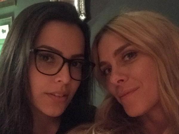 Emilly Araújo curte festa privê com Carolina Dieckmann após peça