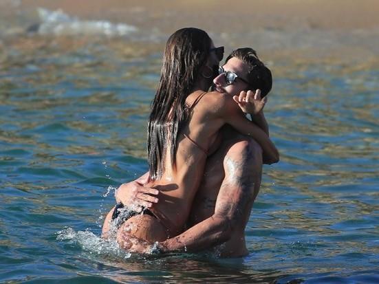 Izabel Goulart ganha mão boba do namorado em praia na Grécia