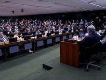 CCJ aprova novo relatório para arquivar denúncia contra Temer