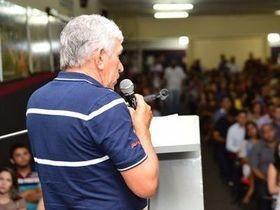 Luiz Menezes empossa os novos servidores do município