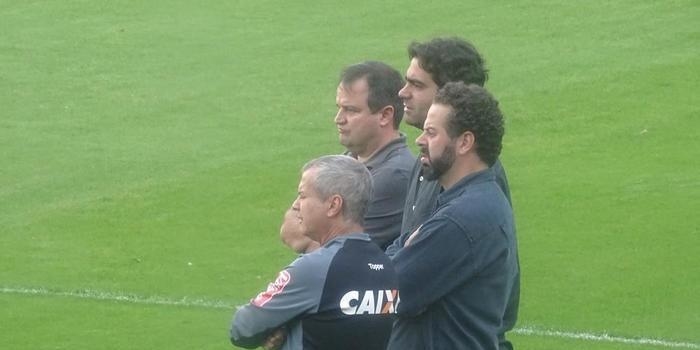 Após novo tropeço em casa, presidente do Galo acompanha treino