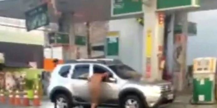 Mulher nua tenta invadir carro e motorista é salvo por frentista