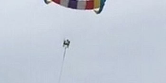 Turista se desprende de parapente e morre ao cair no mar; vídeo