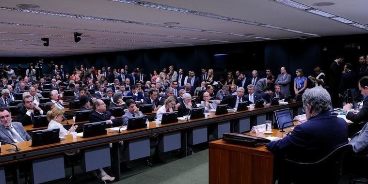 CCJ aprova novo relatório para arquivar denúncia contra Temer