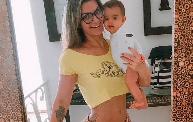 Kelly Key mostra a cintura fininha cinco meses após dar à luz