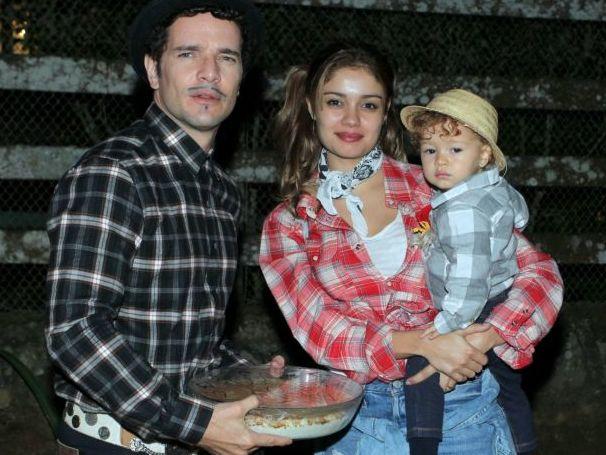 Sophie Charlotte e Daniel levam o filho à arraial de novela