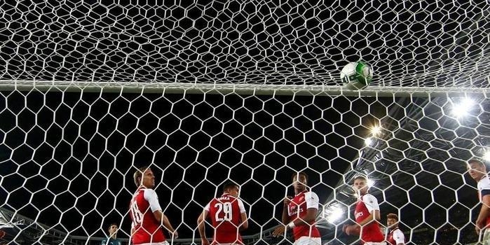 Arsenal vence, mas leva gol com 11 jogadores em cima da linha