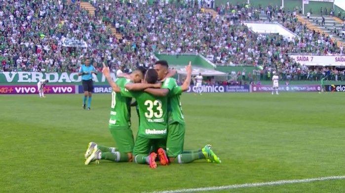 Jogadores da Chape comemoram o segundo gol (Crédito: Reprodução)