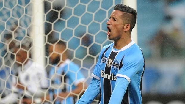 O resultado deixou o time tricolor com oito pontos a menos que o rival - os corintianos têm 36, contra 28 dos gremistas. O Grêmio, de quebra, abriu quatro pontos para o terceiro colocado, o Santos, que tem 24. Já a Ponte estacionou nos 15 pontos, na 16ª colocação e à beira da zona do rebaixamento. Na próxima quarta-feira, o Grêmio encara o Vitória, no Barradão, enquanto a Ponte pega o Coritiba, em Campinas. (Crédito: Reprodução)