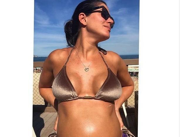 Carol Castro exibe barrigão de biquíni e fãs elogiam:"Enorme"