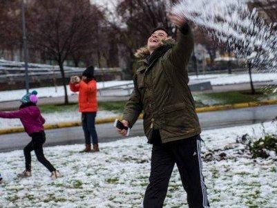 Neve cobre Santiago, causa danos e pode chegar ao Brasil