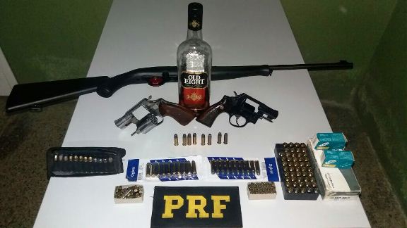 PRF prende motorista com rifle, revólveres e farta munição no PI