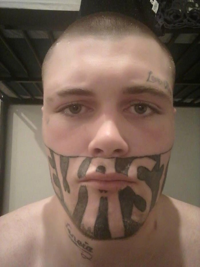 Jovem com o rosto tatuado faz apelo por trabalho