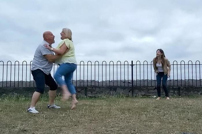 Noivos vão parar no hospital após imitar dança de Dirty Dancing
