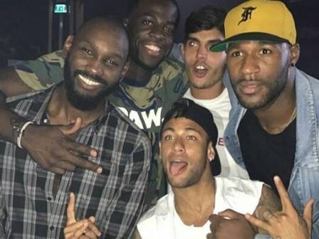 Neymar curte noitada em Ibiza com ‘parças’ e astro da NBA