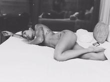 Bella Falconi é clicada completamente nua pelo marido Maguila
