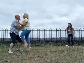 Noivos vão parar no hospital após imitar dança de Dirty Dancing