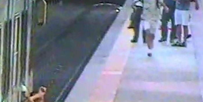 Mulher é arrastada por trem ao ficar com bolsa presa na porta;vídeo