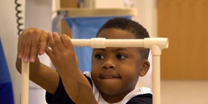 Primeira criança com transplante duplo de mãos já se alimenta só