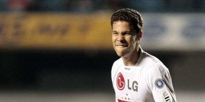 São Paulo anuncia o retorno do meia Hernanes