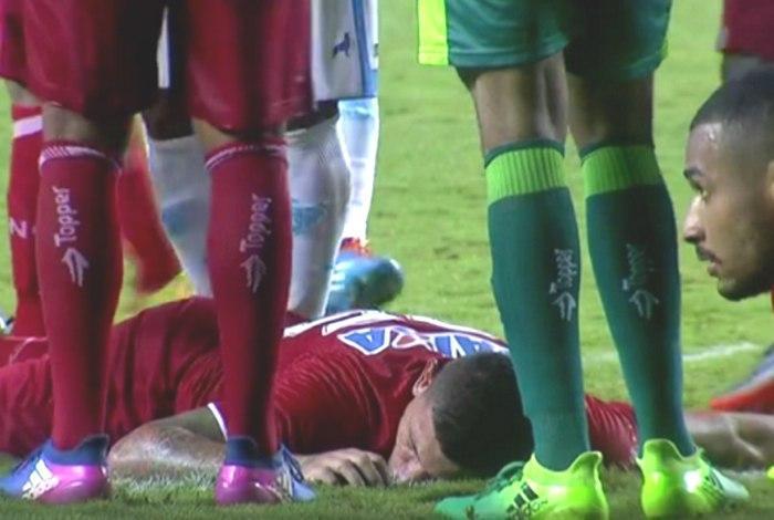 Zagueiro desmaia após levar bolada em jogo da série B