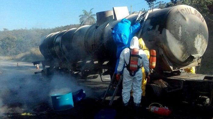 Carreta ficou destruída (Crédito: Reprodução)