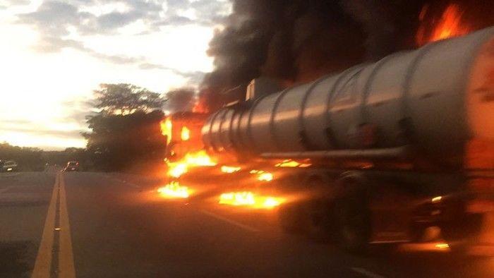 Carreta ficou destruída (Crédito: Reprodução)