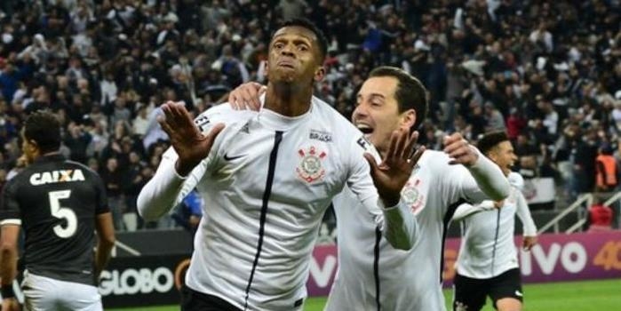 Corinthians vence o Batafogo e segue com folga na liderança