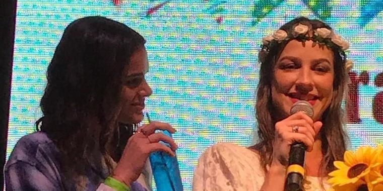 Solteira, Bruna Marquezine se diverte em arraial