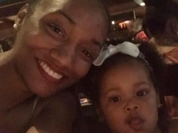 Bebê de 1 ano morre após mãe deixá-la no carro para ir ao salão