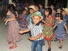 CRAS 2 realiza festa junina para crianças e idosos
