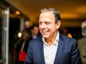 Doria é hostilizado por moradores de rua ao entregar cobertores
