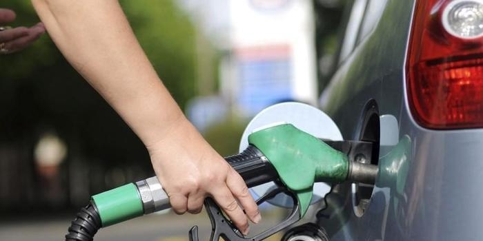 Governo eleva tributo e preço da gasolina deve subir R$ 0,41