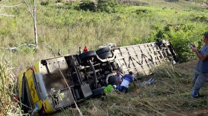 Acidente com ônibus deixa ao menos seis mortos em Minas Gerais