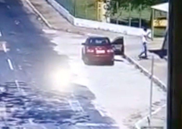 Momento em que o estudante é assaltado (Crédito: Reprodução)