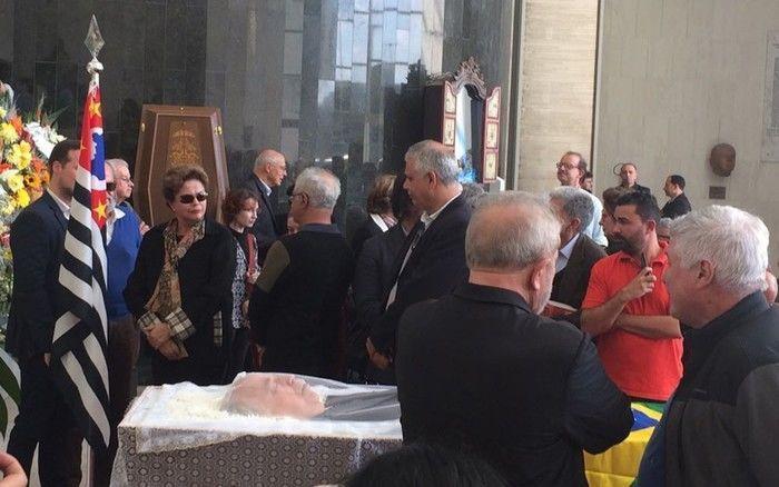 Ex-presidentes Lula e Dilma e diversos ex-ministros participam de velório de Marco Aurélio Garcia, um dos fundadores do Partido dos Trabalhadores, na tarde desta sexta-feira (21), na Zona Sul de São Paulo (Crédito: Reprodução)