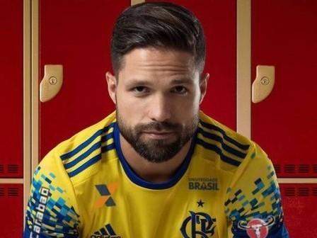 Flamengo lança oficialmente a nova camisa amarela com Diego