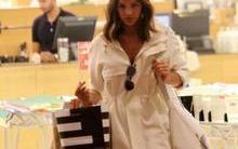 Bruna Marquezine deixa pernas à mostra em passeio em shopping