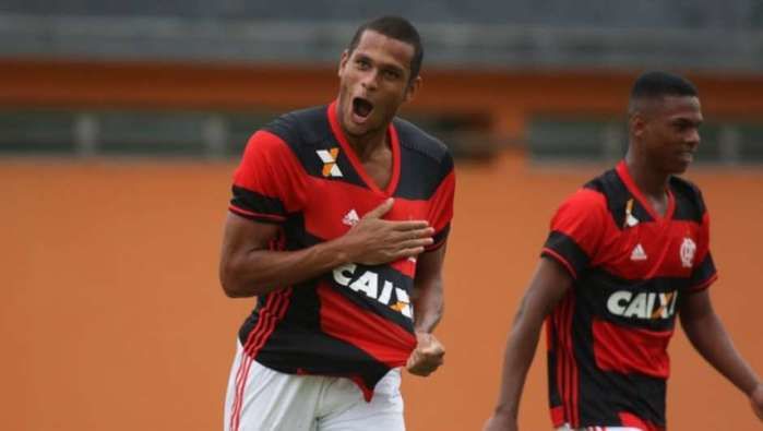 Jovem atacante ex-Flamengo assina com o Benfica por cinco anos