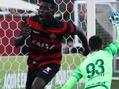 Chape vence fora de casa, se afasta do Z-4 e afunda o Vitória