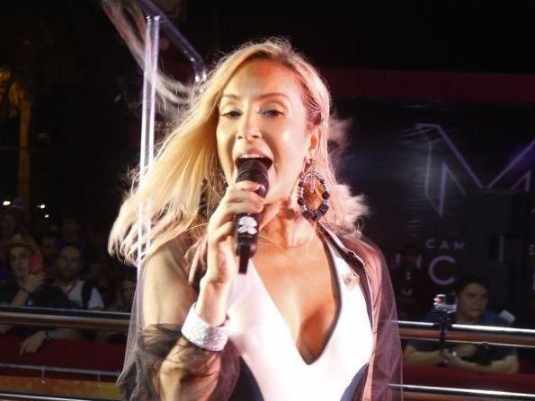 Claudia Leitte mostra corpão em forma durante show no Ceará