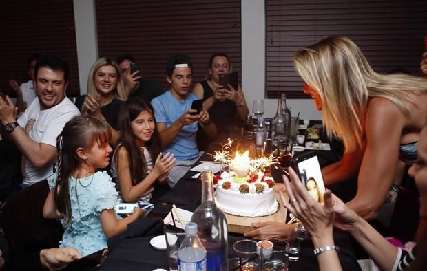 Ticiane Pinheiro comemora aniversário da filha com famosos nos EUA