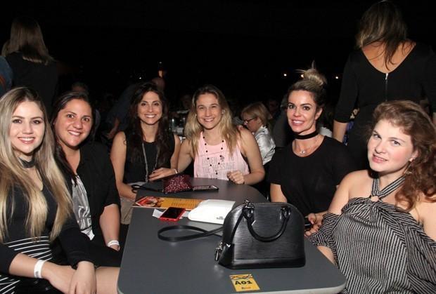 Fernanda Gentil curte show em clima romântico com a namorada no Rio