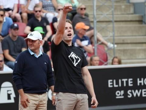 Homem invade quadra,faz saudação nazista e interrompe jogo de tênis